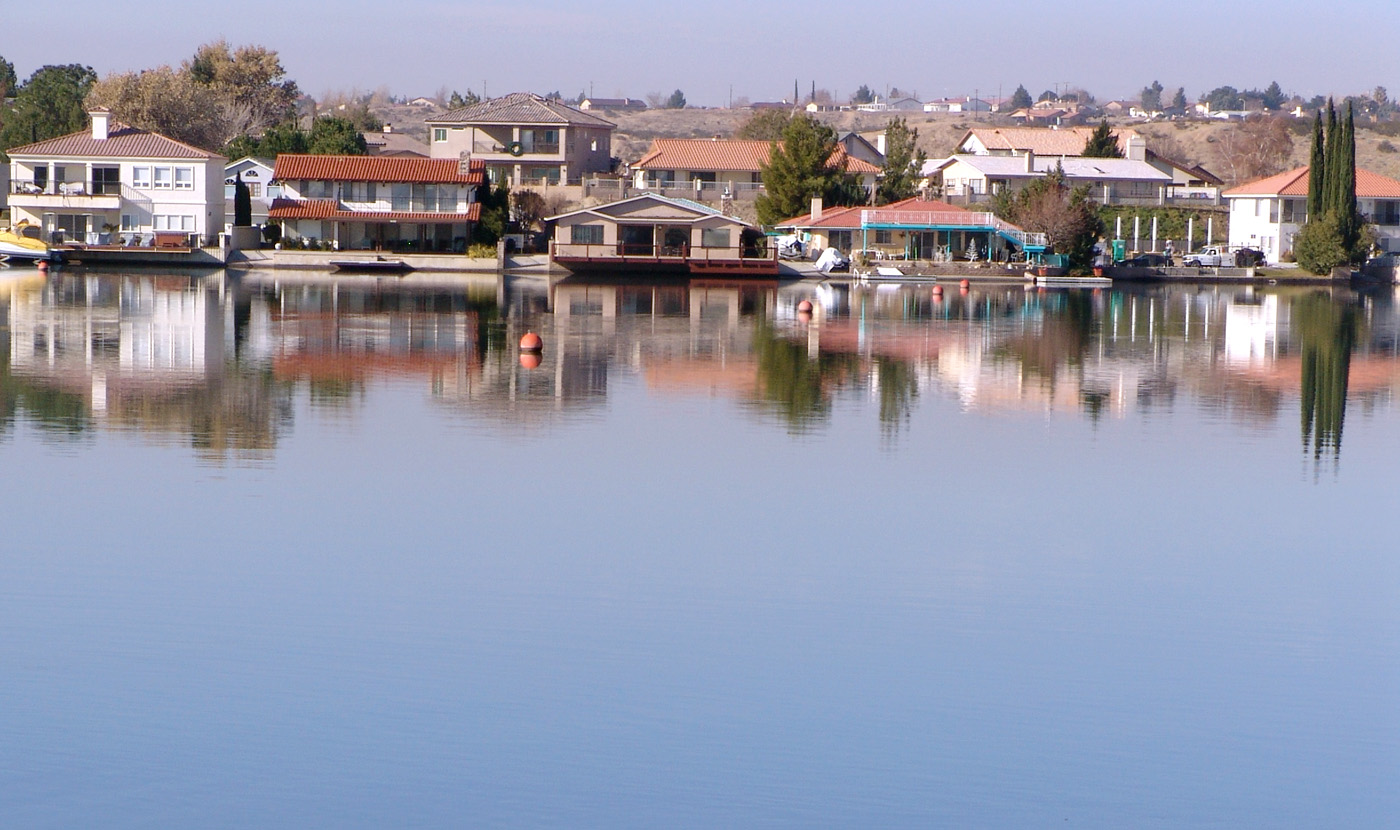 Houses along the lake and their reflections in the water